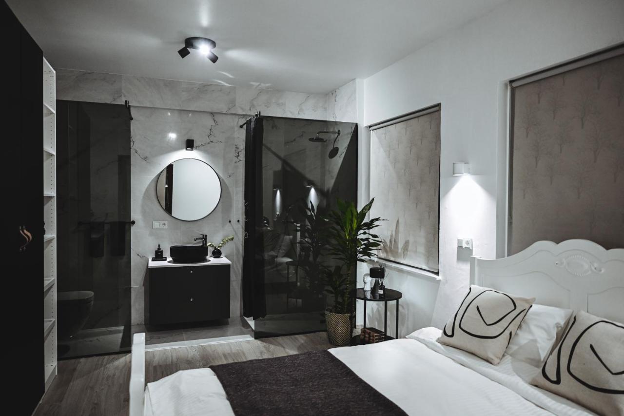 ÁLKA - Luxurious Private Room by the Sea With Hot Tub Njarthvik Exterior foto