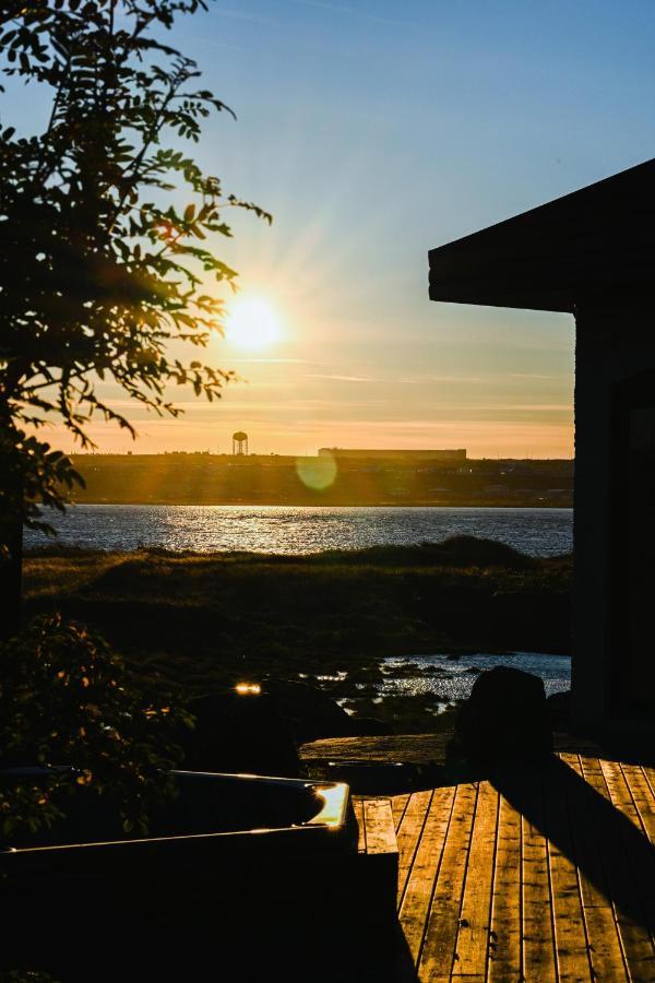 ÁLKA - Luxurious Private Room by the Sea With Hot Tub Njarthvik Exterior foto