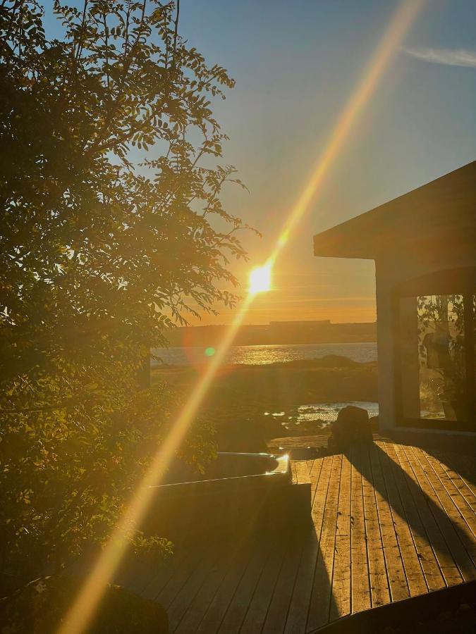 ÁLKA - Luxurious Private Room by the Sea With Hot Tub Njarthvik Exterior foto