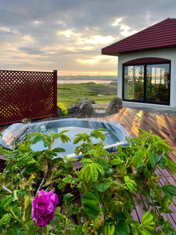 ÁLKA - Luxurious Private Room by the Sea With Hot Tub Njarthvik Exterior foto